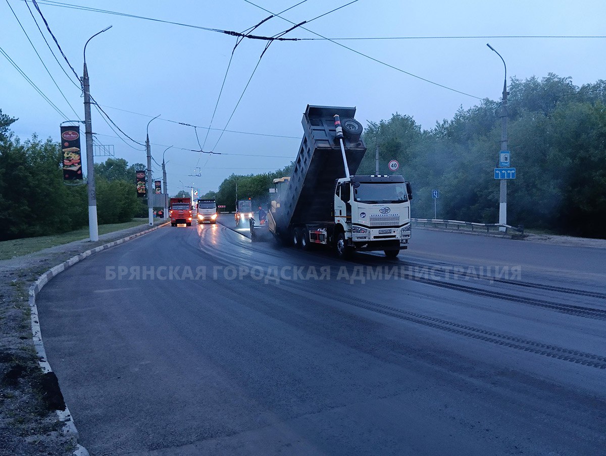 Улицу Калинина асфальтируют ночьюЭтой ночью на Калинина уложили верхний слой асфальта на половине ремонтируемого участка — от...