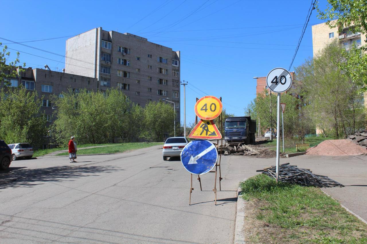 Начался ремонт на ул. Юшкова. В районе школы рабочие убирают пешеходное ограждение. Это необходимо для последующего демонтажа...