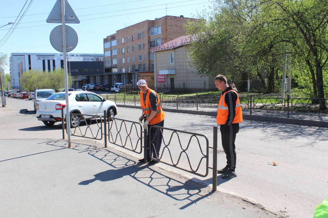 Начался ремонт на ул. Юшкова. В районе школы рабочие убирают пешеходное ограждение. Это необходимо для последующего демонтажа...