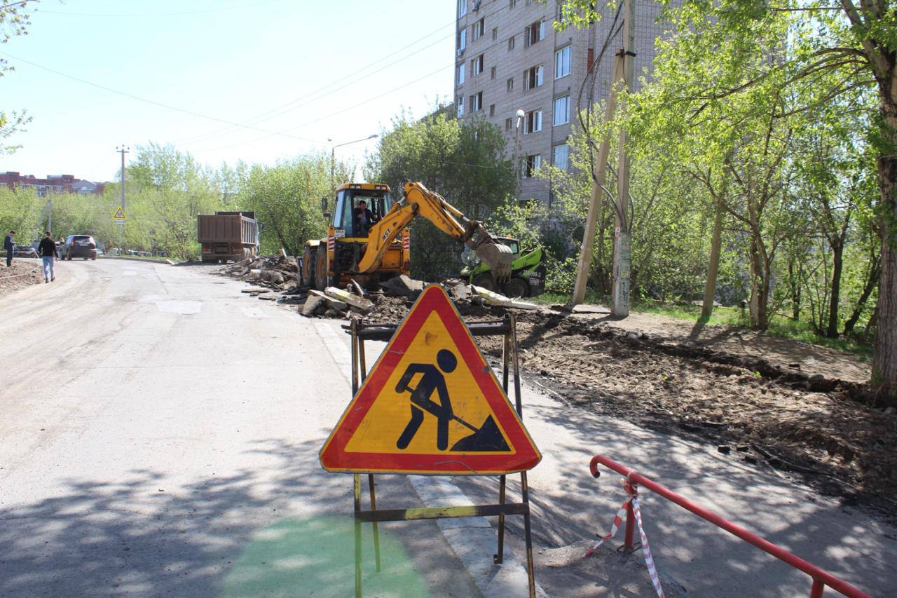 Начался ремонт на ул. Юшкова. В районе школы рабочие убирают пешеходное ограждение. Это необходимо для последующего демонтажа...