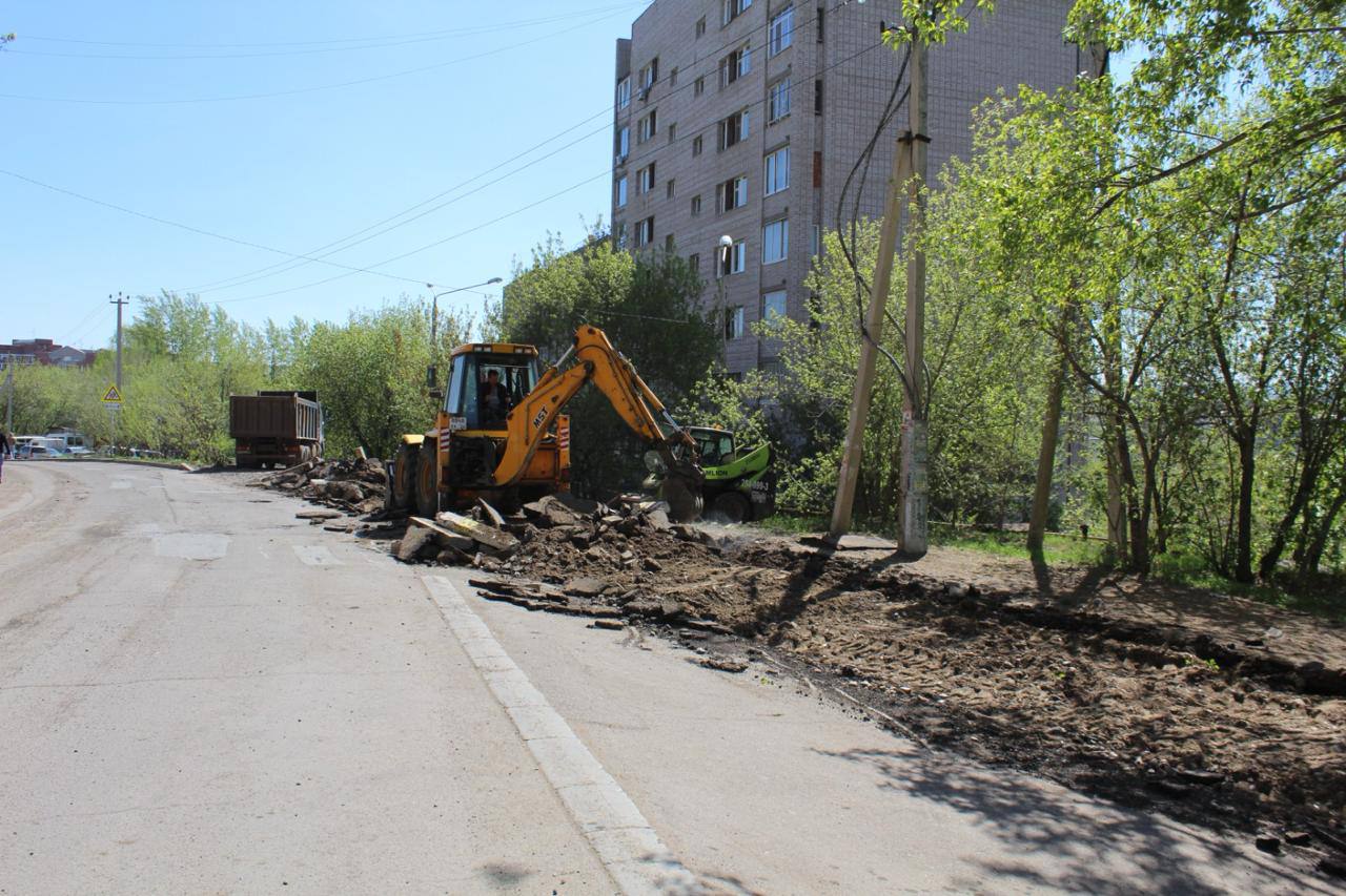 Начался ремонт на ул. Юшкова. В районе школы рабочие убирают пешеходное ограждение. Это необходимо для последующего демонтажа...