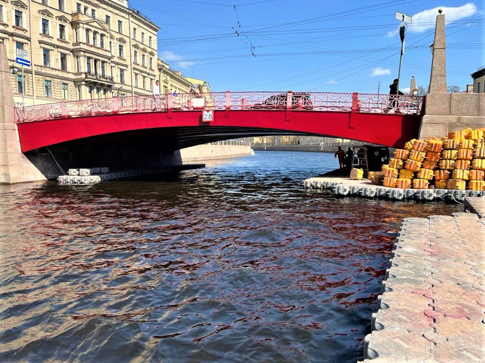 Специалисты ликвидировали очаги локальной коррозии, произвели очистку металлоконструкций, затем окрасили их и нанесли финишно...