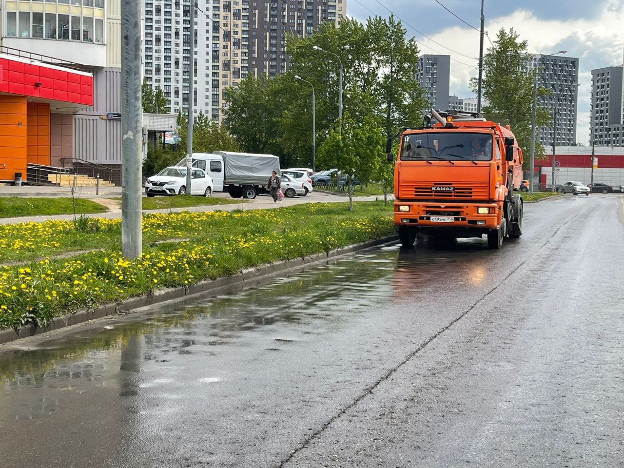 Для очистки дорог от пыли и грязи работает поливомоечная машина. Мощной струей вода прижимает пыль к земле и не даёт ей разле...