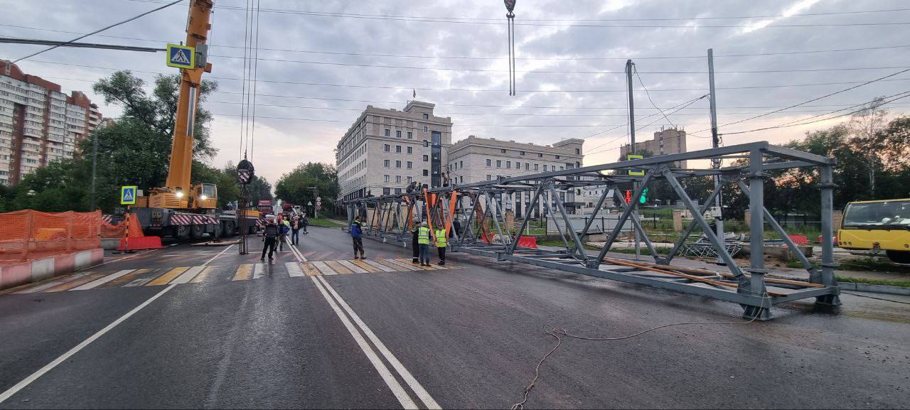 В рамках строительства надземного пешеходного перехода на пересечении улицы Речной и Волоколамского шоссе завершён монтаж дву...