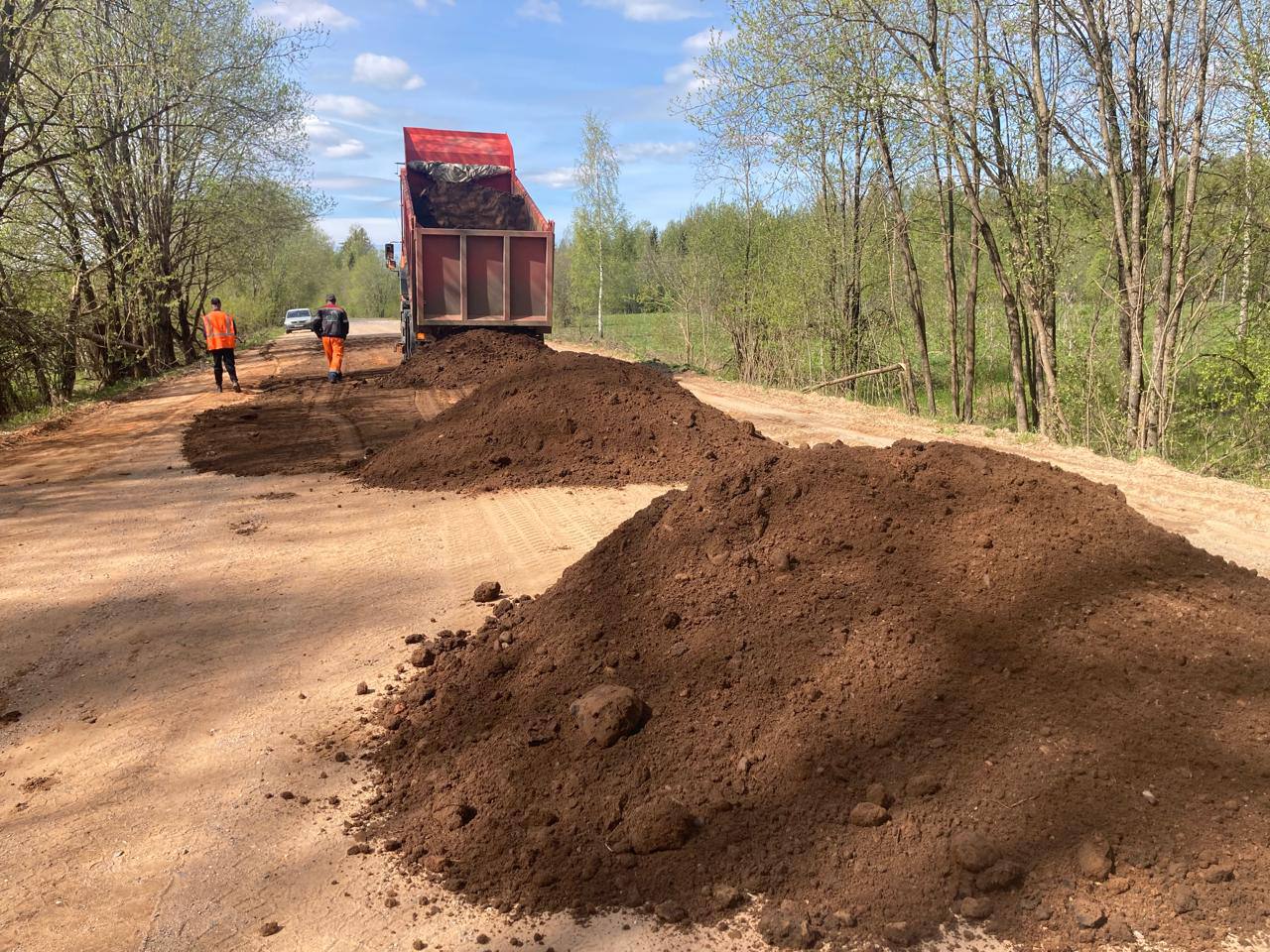 В Ленобласти наконец стало сухо и тепло, а это значит, что мы отрабатываем план профилирования грунтовых дорог во всех района...