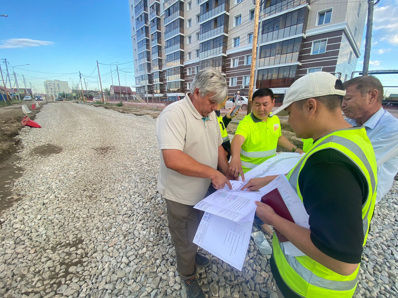 Также проверен ход работ по объекту «Реконструкция ул. Винокурова» в городе Якутске. Первым заместителем министра Анатолием П...