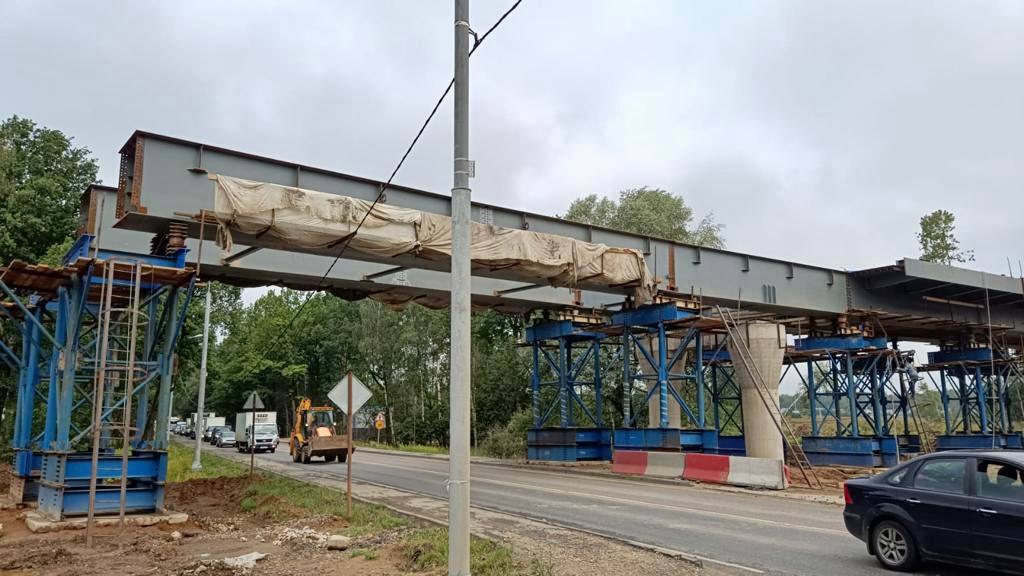 В рамках строительства Северного обхода Лобни в районе Рогачевского шоссе продолжается строительство направленного съезда в с...