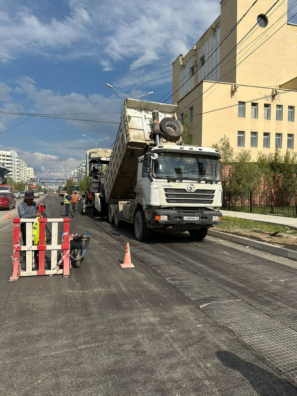 На перекрестке ул. Пояркова и Кирова ведется укладка асфальтобетонного покрытия. По плану этот участок должны закончить сегод...