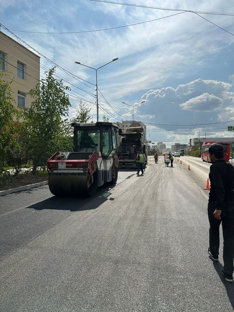 На перекрестке ул. Пояркова и Кирова ведется укладка асфальтобетонного покрытия. По плану этот участок должны закончить сегод...