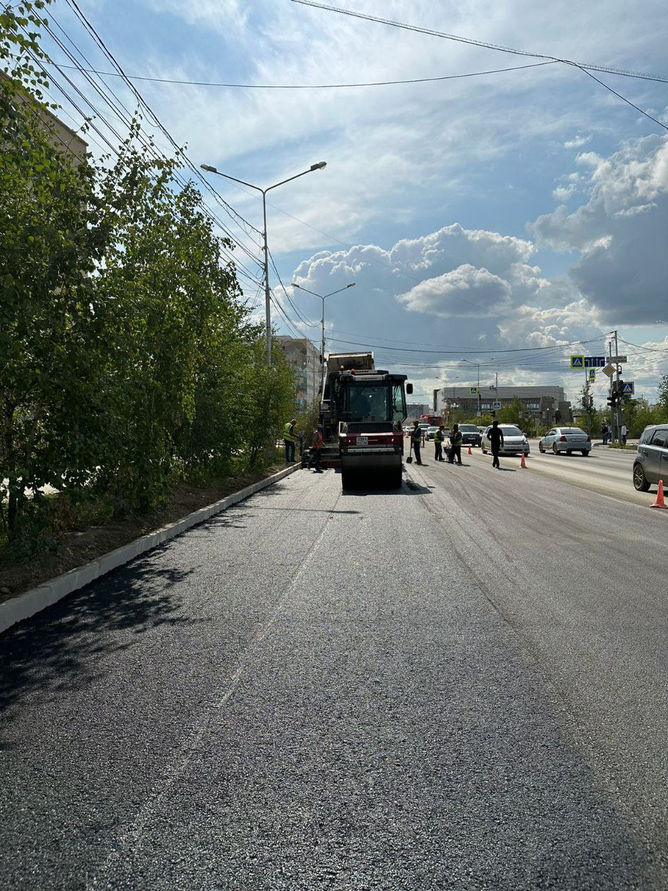 На перекрестке ул. Пояркова и Кирова ведется укладка асфальтобетонного покрытия. По плану этот участок должны закончить сегод...