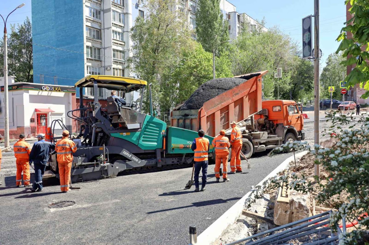 Общая толщина дорожного «пирога» – более 1 метра: на нижнем участке реконструкции улицы XXII Партсъезда развернулись работы п...