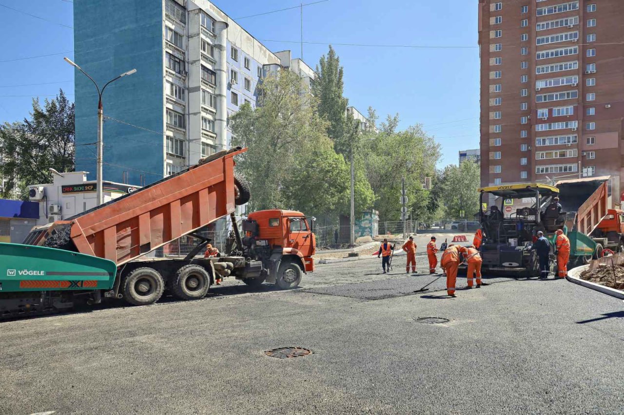 Общая толщина дорожного «пирога» – более 1 метра: на нижнем участке реконструкции улицы XXII Партсъезда развернулись работы п...