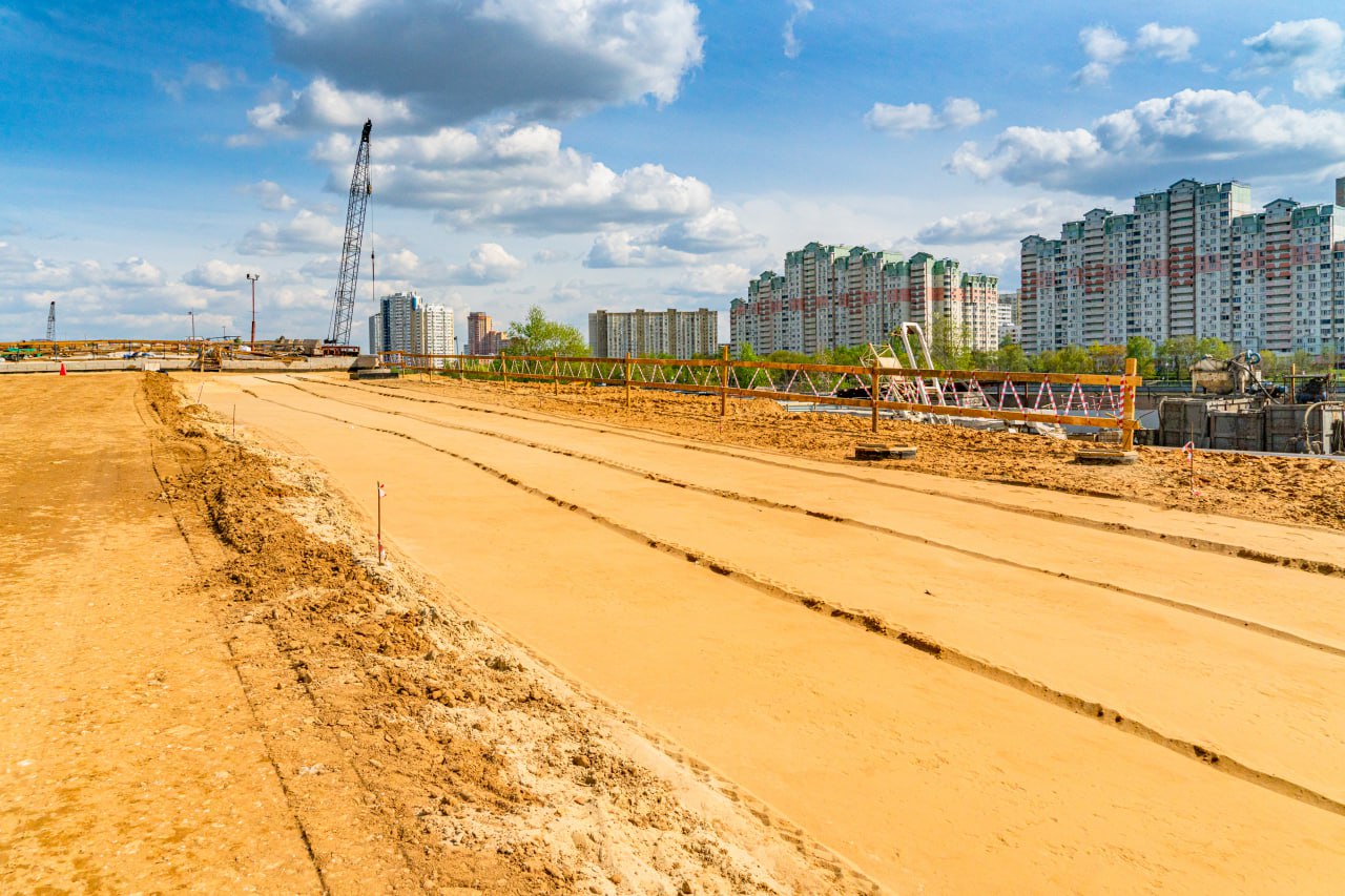 Меньше текста – больше фото! Автомобильный мост через затон Новинки готов на 85%:на постоянные опоры установлен центральный п...