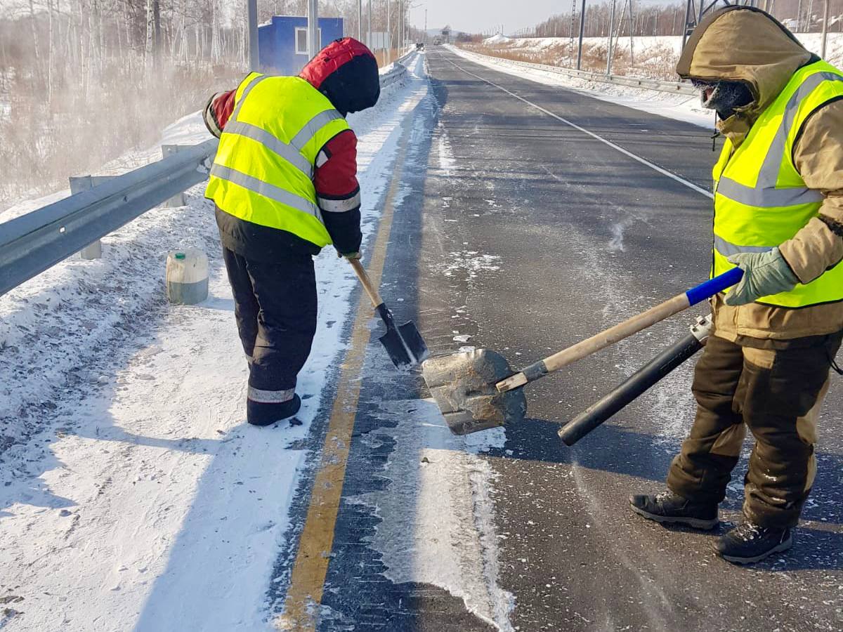 Ликвидация наката вручную на автодороге Комсомольск-на-Амуре - Амурск
