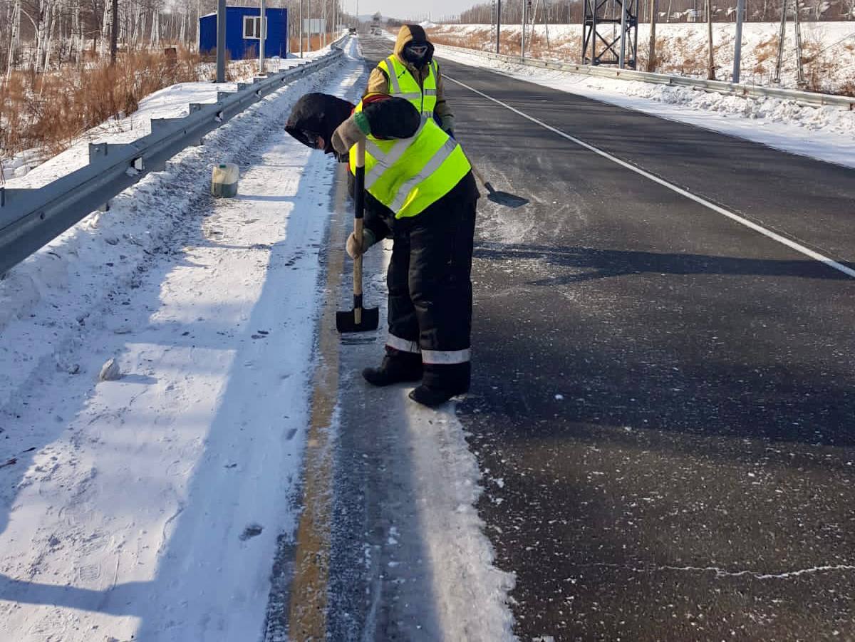 Ликвидация наката вручную на автодороге Комсомольск-на-Амуре - Амурск