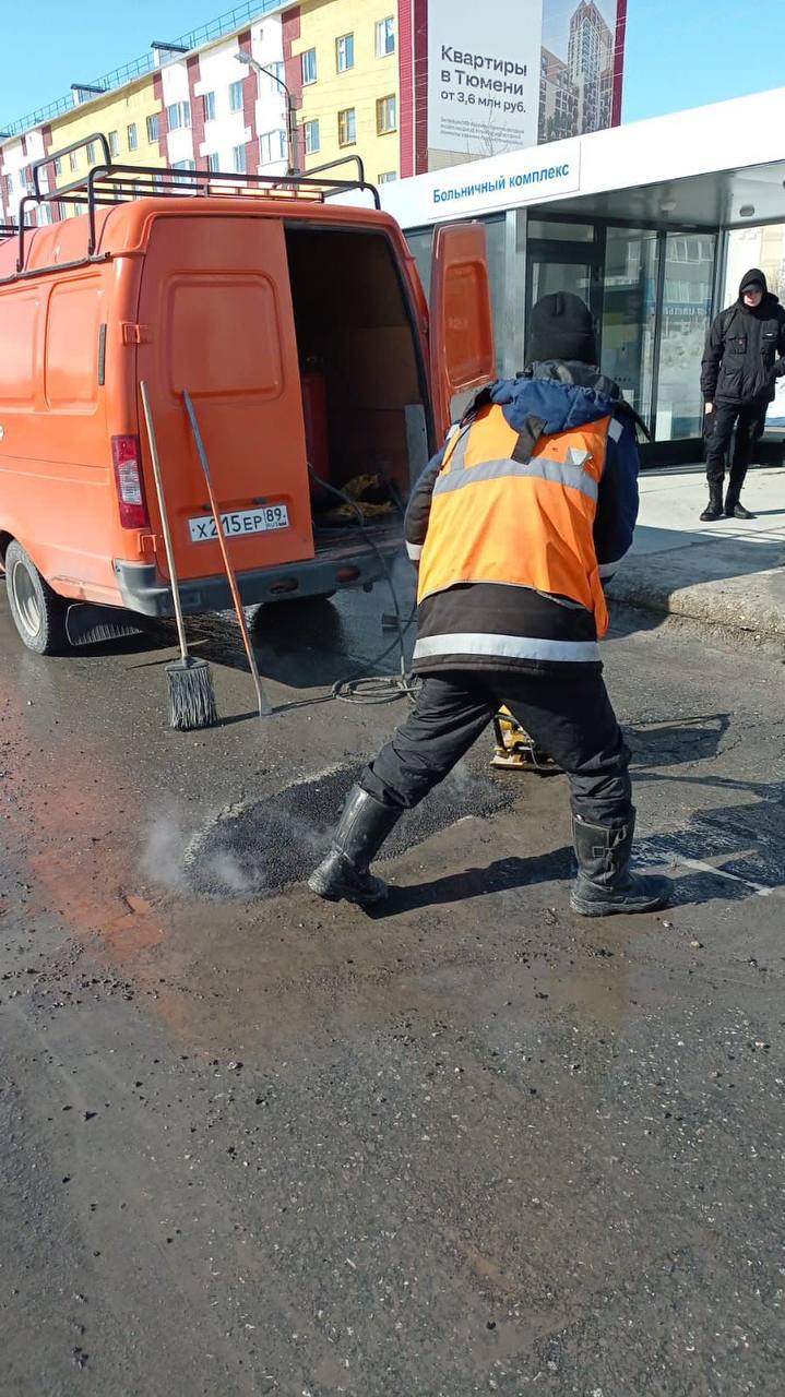 Публикация - В Новом Уренгое не дожидаясь летних деньков, приступили к  ремонту дорогРабочие закрывают выбоины после зимы, используя холодн...