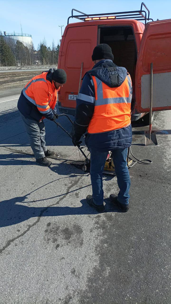 В Новом Уренгое не дожидаясь летних деньков, приступили к ремонту дорогРабочие закрывают выбоины после зимы, используя холодн...