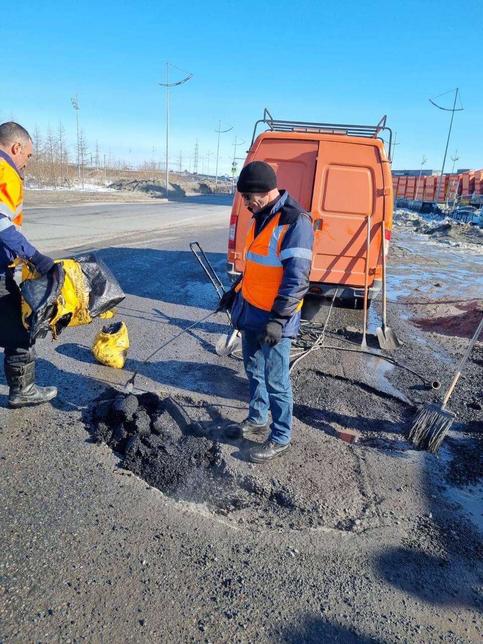 В Новом Уренгое не дожидаясь летних деньков, приступили к ремонту дорогРабочие закрывают выбоины после зимы, используя холодн...