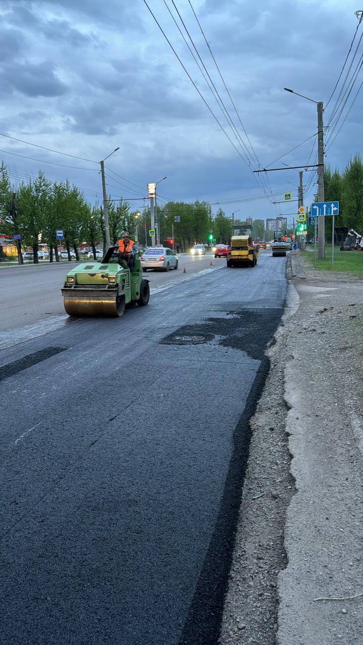 На выходных дорожные службы заасфальтировали несколько улиц. Работы велись на ул. Калинина и пр. Мира. Основной объем работ б...