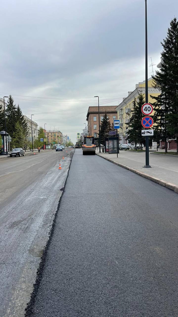 На выходных дорожные службы заасфальтировали несколько улиц. Работы велись на ул. Калинина и пр. Мира. Основной объем работ б...