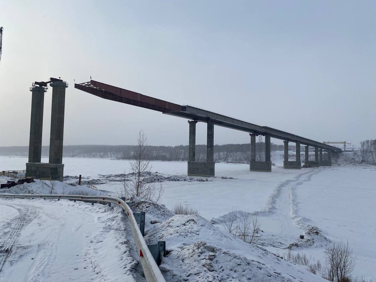 На мосту через Томь в составе Северо-Западного обхода Кемерова завершился седьмой этап надвижки металлоконструкций пролётного...