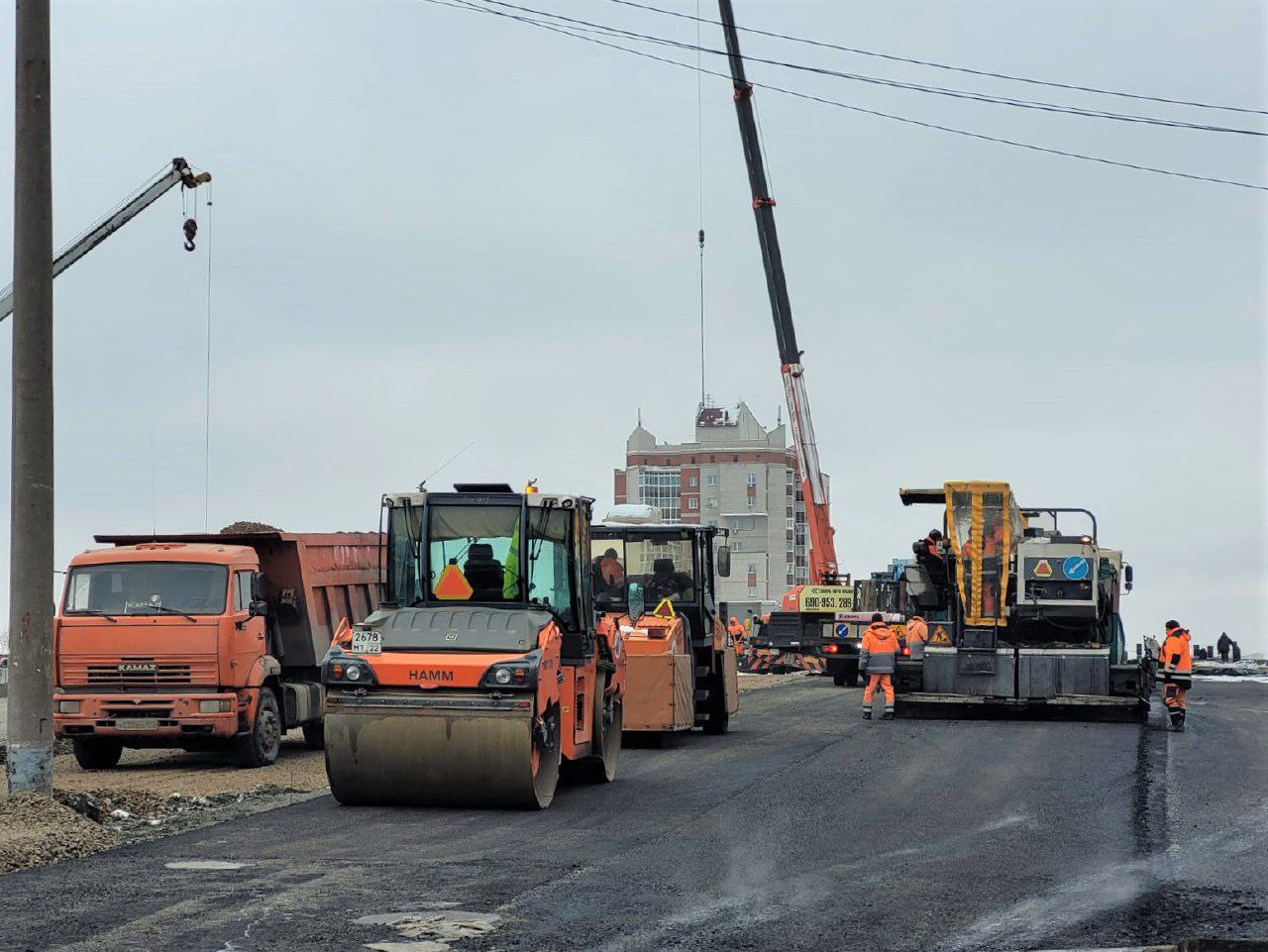 На путепроводе по проспекту Ленина ведутся дорожные работыСо стороны ТЦ «Пионер» специалисты МУП «Горэлектротранс» частично д...