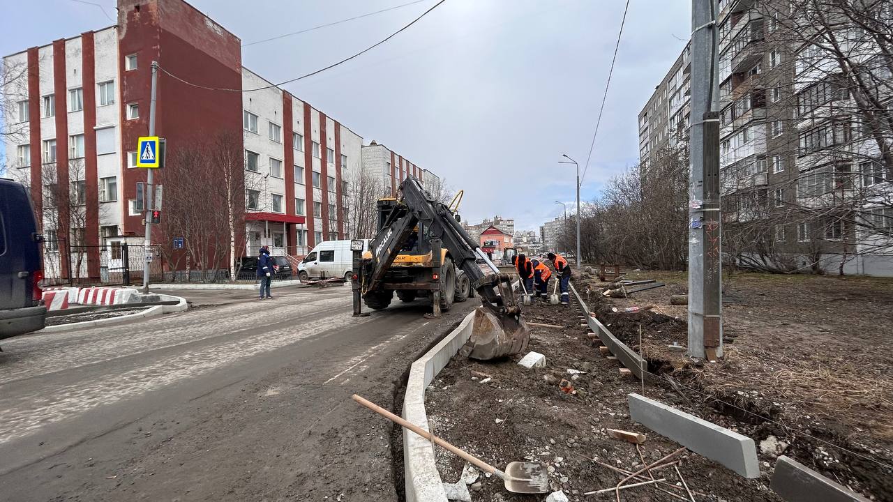 Нацпроект «Безопасные качественные дороги»ул.ГвардейскаяДорожники демонтируют разрушенный бортовой камень и устанавливают нов...