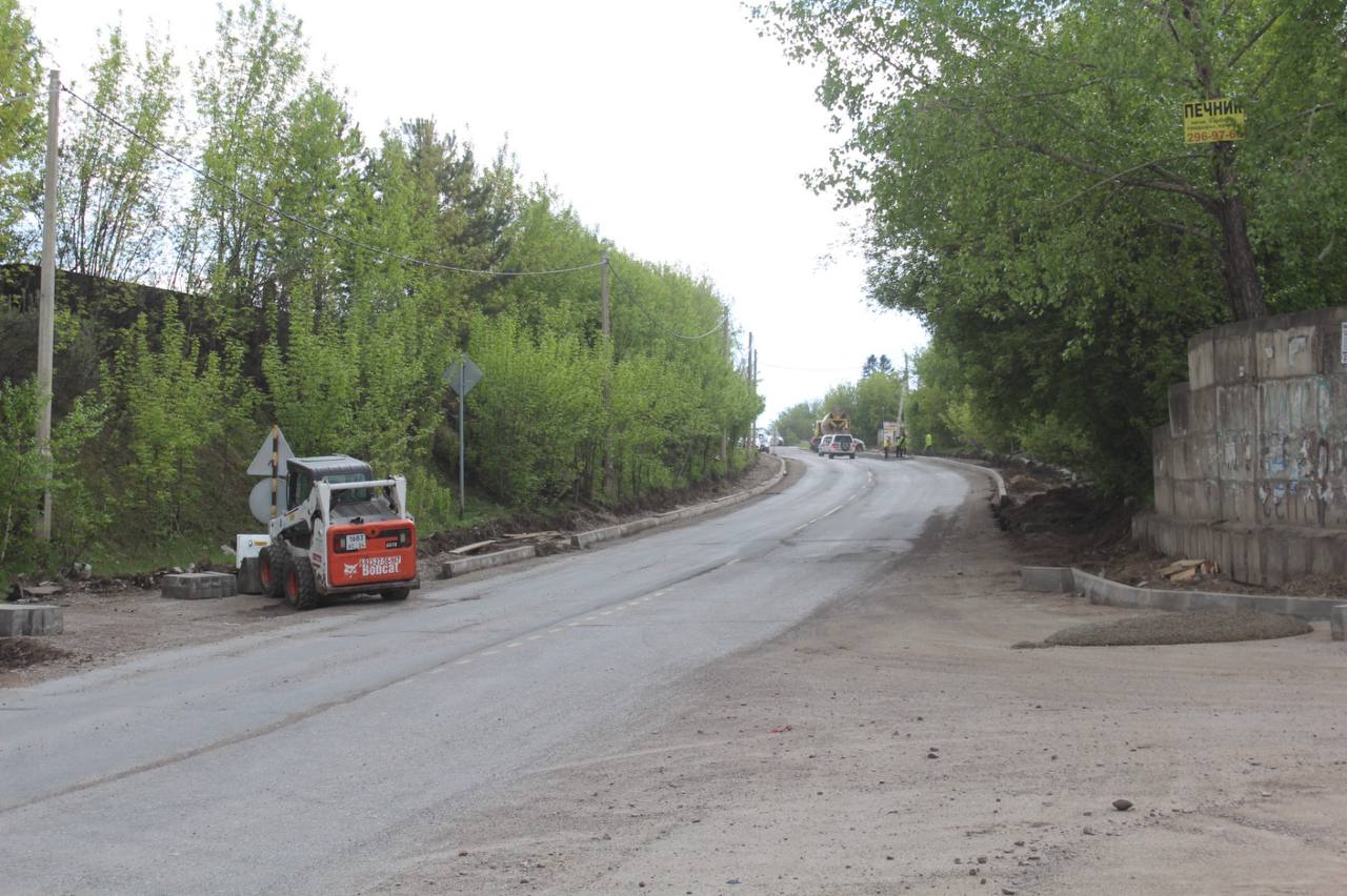 Дорожные службы приводят в порядок дорогу от кольца ул. Трактовая в сторону Маганска. Ремонт ведется в рамках национального п...