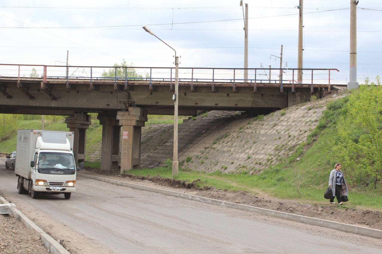 Дорожные службы приводят в порядок дорогу от кольца ул. Трактовая в сторону Маганска. Ремонт ведется в рамках национального п...