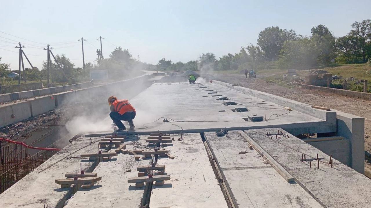 В рамках национального проекта «Безопасные качественные дороги» в Республике Крым ведется капитальный ремонт искусственного д...