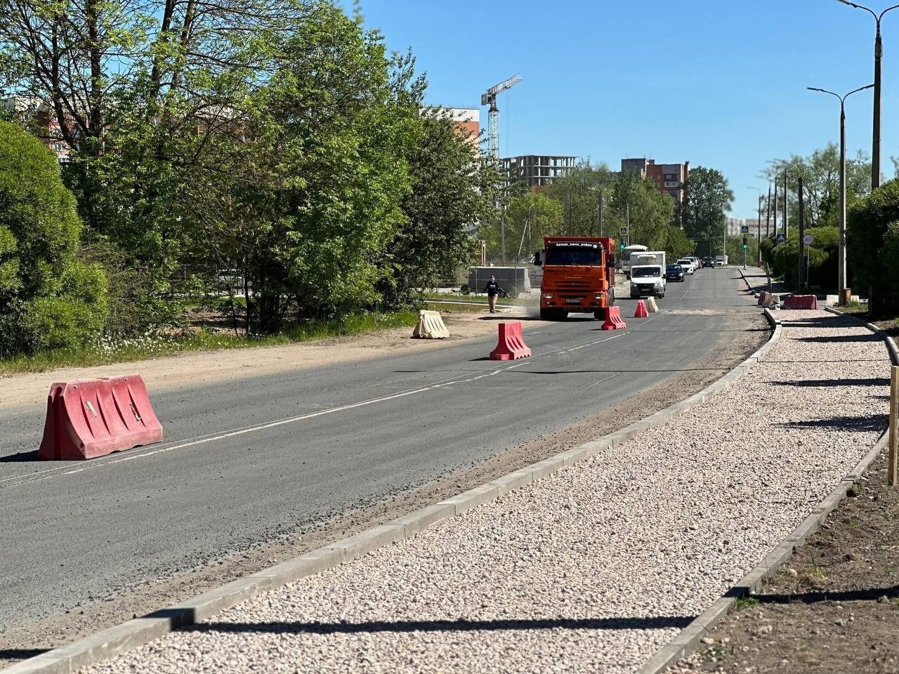 На улице Ипподромной в Пскове ведется фрезерование изношенного дорожного покрытия.После срезки старого покрытия подрядчик уло...