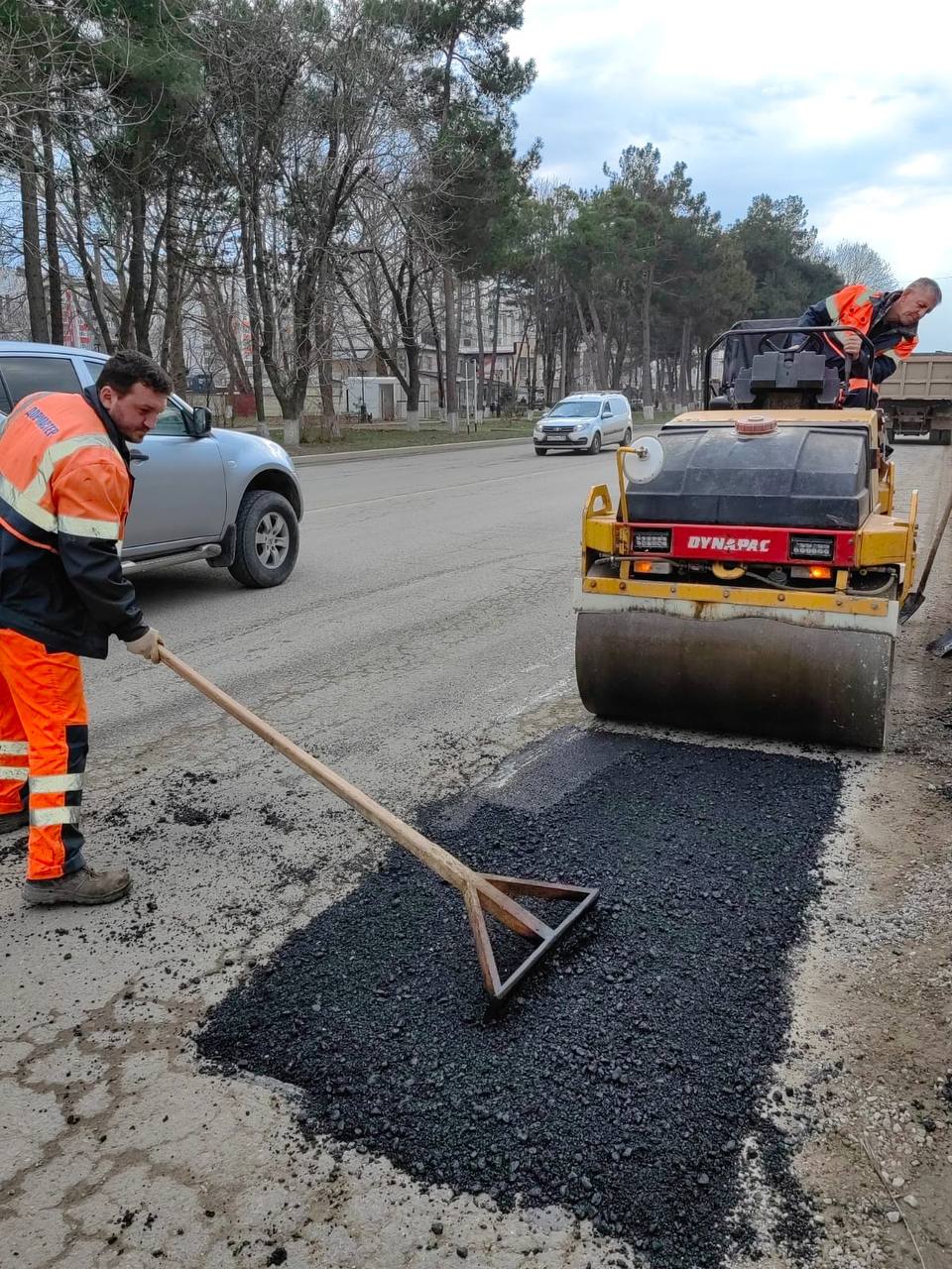 В Анапе продолжается ямочный ремонт улично-дорожной сети Работы стартовали с улицы Солдатских матерей, идут на улицах Парково...