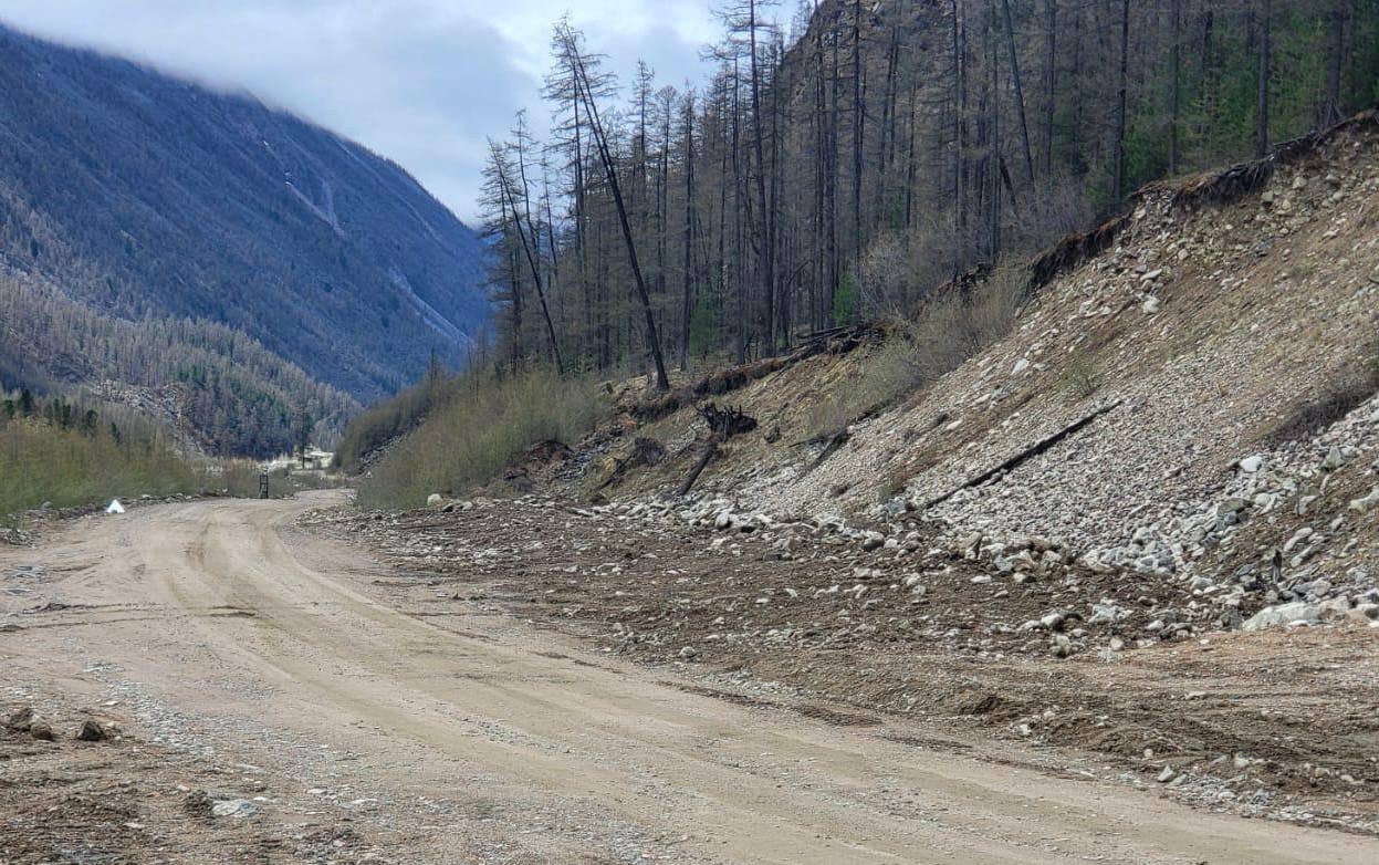 4000 м3 грунта вывезли дорожники с места схода селя в Окинском районе22 мая полностью завершены работы по восстановлению учас...