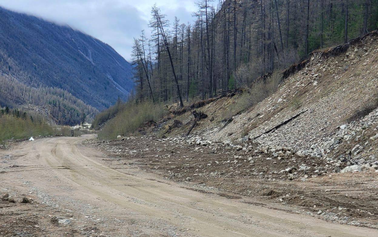 4000 м3 грунта вывезли дорожники с места схода селя в Окинском районе22 мая полностью завершены работы по восстановлению учас...