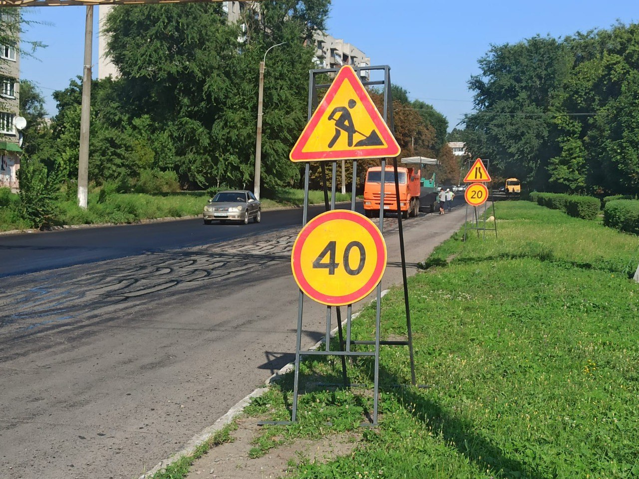 Дорожники Башкортостана продолжают ремонт улицы Вольного в городе Красный Луч Луганской Народной Республики. Сотрудники АО «Б...