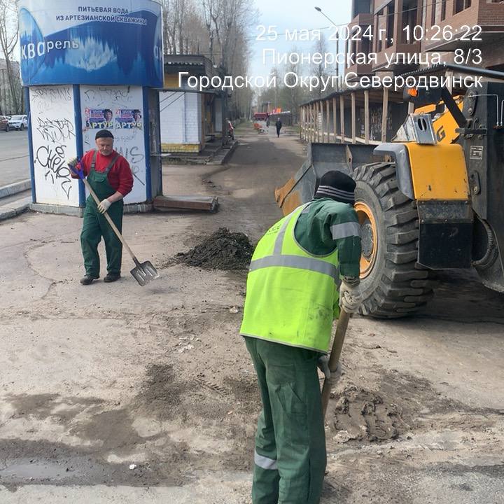 Продолжаем безостановочно и круглосуточно выполнять комплекс работ по содержанию городских территорий.На фото содержание горо...