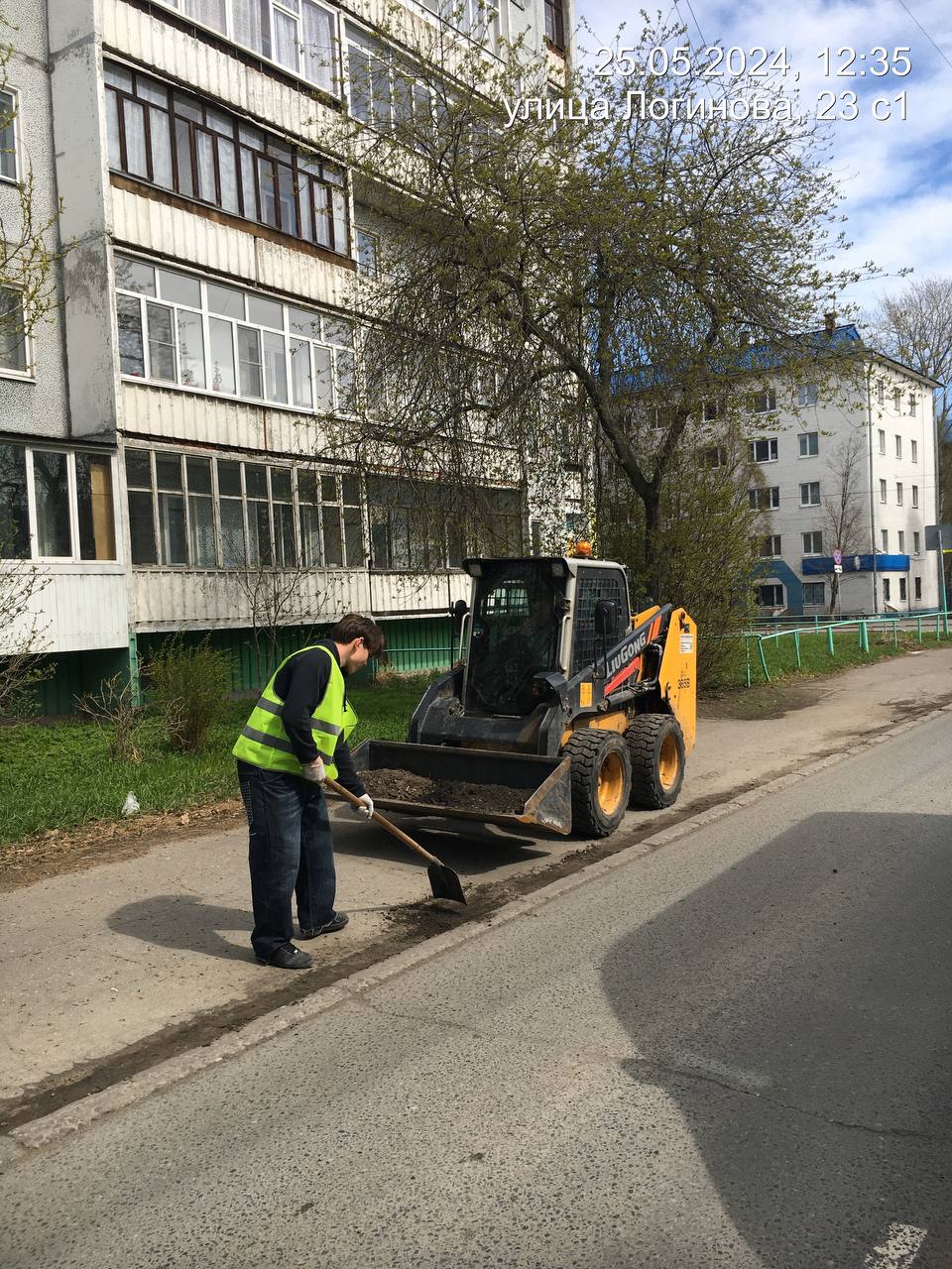 Продолжаем безостановочно и круглосуточно выполнять комплекс работ по содержанию городских территорий.На фото содержание горо...