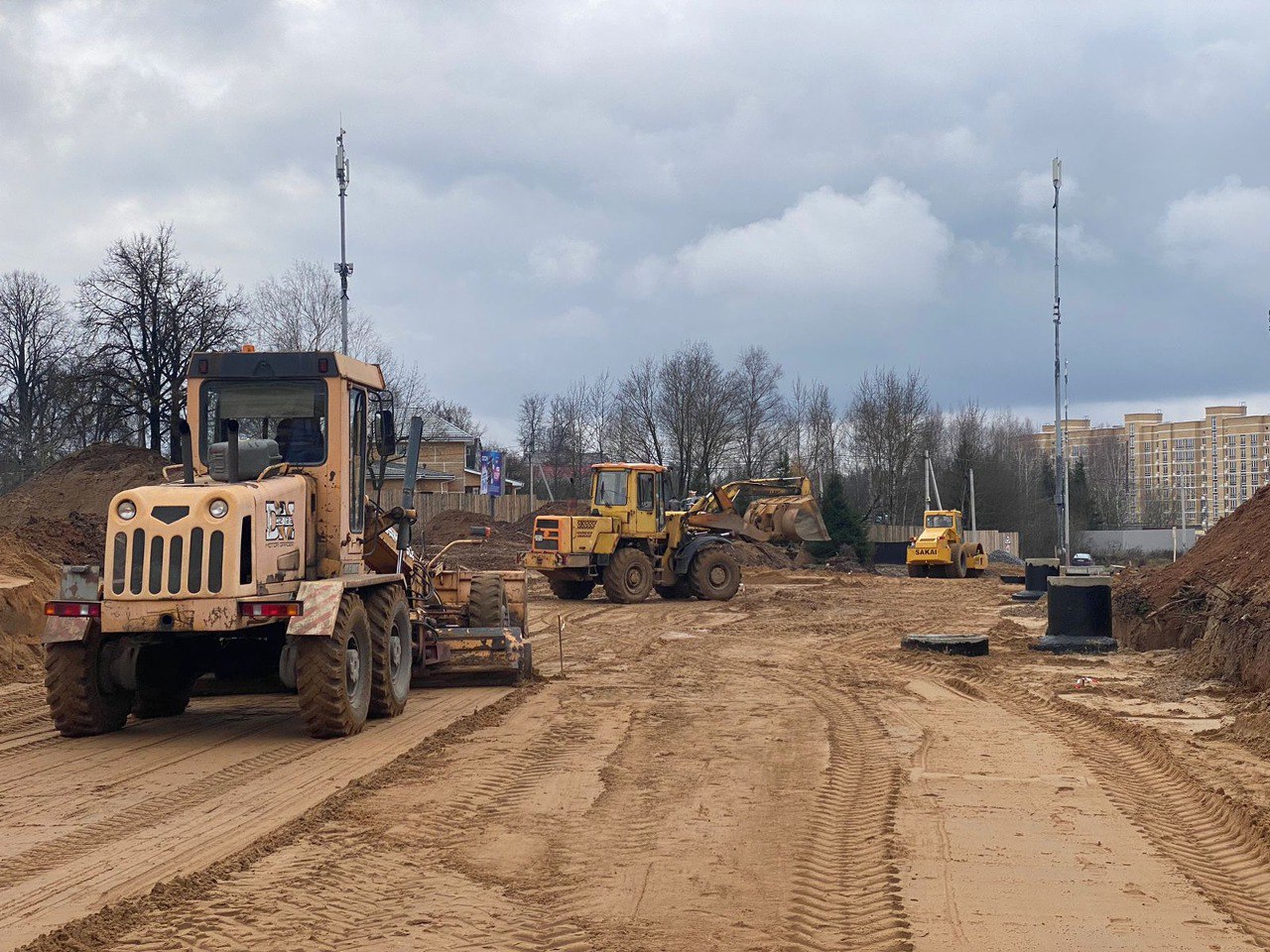 В подмосковной Аникеевке в рамках строительства путепровода через ж/д приступили к устройству подпорных стен со стороны Новор...