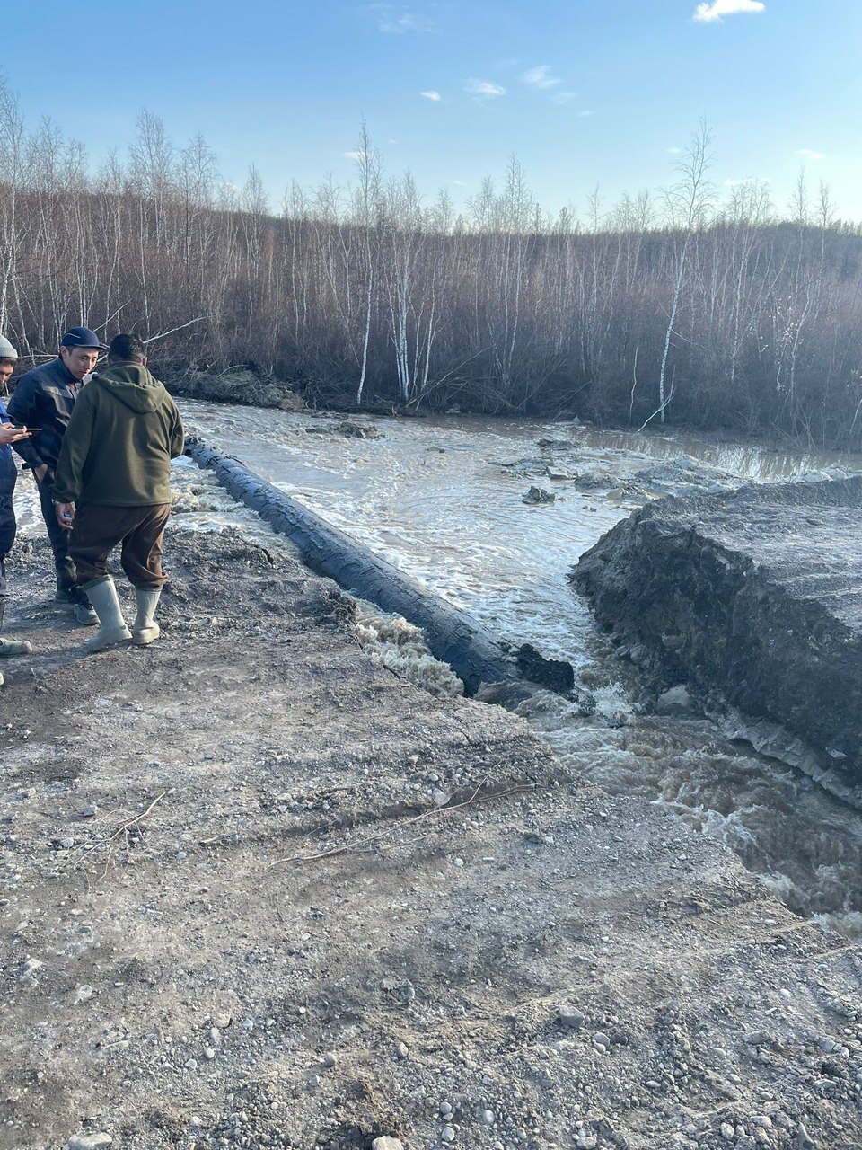 Закрыт проезд по автодороге "Харбалах"В результате повышения уровня талых вод произошел размыв земляного полотна на 35 км авт...