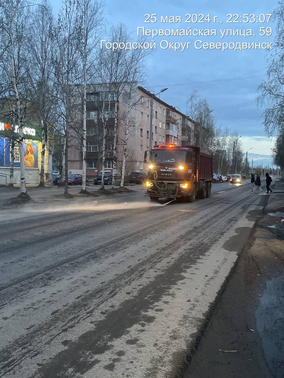 Продолжаем безостановочно и круглосуточно выполнять комплекс работ по содержанию городских территорий.На фото содержание горо...