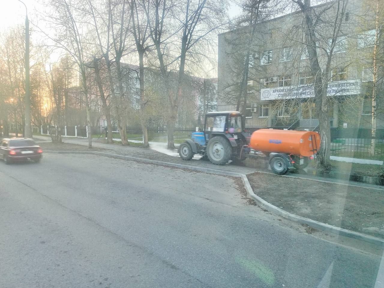 Продолжаем безостановочно и круглосуточно выполнять комплекс работ по содержанию городских территорий.На фото содержание горо...