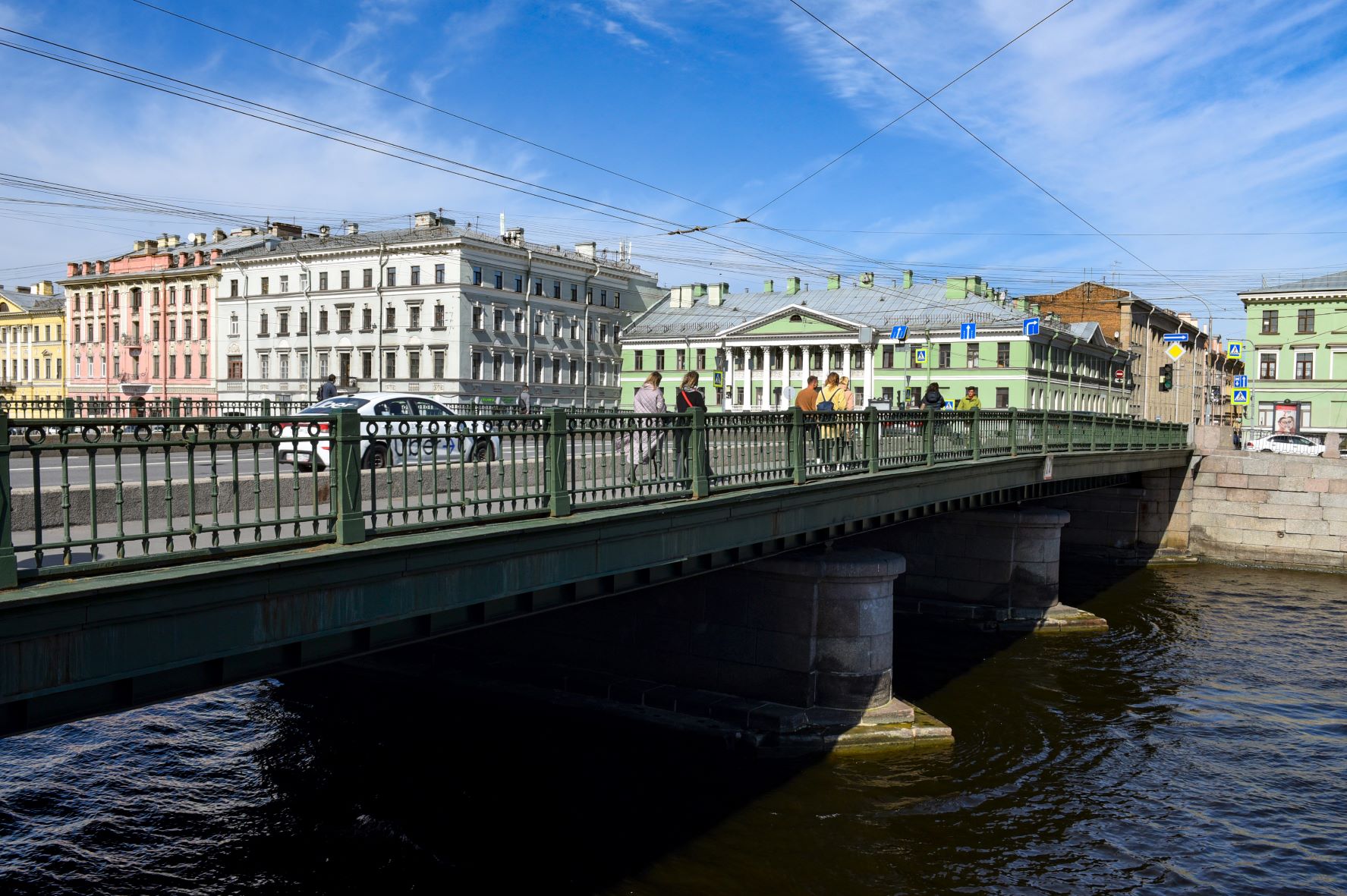 На Семеновском мосту начались работы по оборудованию одного из тротуаров пандусами для маломобильных групп населения. Приспос...