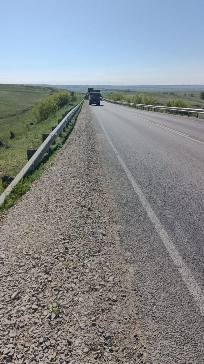 В Альшеевском районе подрядная организация устраняет замечания и завершает ремонт участков дороги Стерлитамак-Раевский.Напомн...