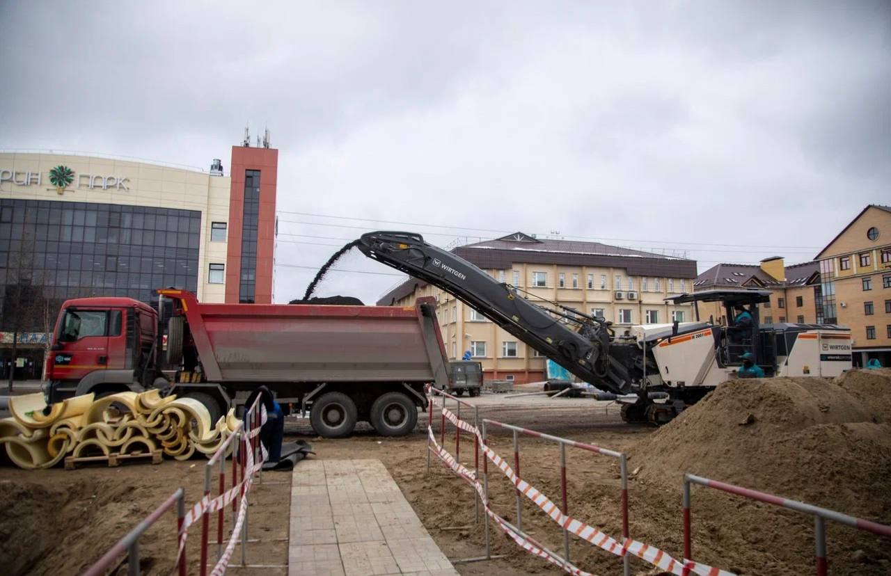 Дорожники продолжают ремонт на ул. Таёжной на участке от улицы Арктическая до улицы Ямальская.По плану: убрать старое асфальт...