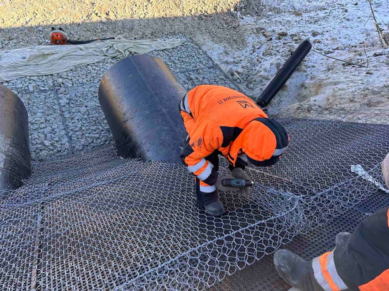 На дороге Пуровск-Коротчаево дорожники укрепляют оголовки водопропускных труб.На этом участке в текущем дорожном сезоне на пр...