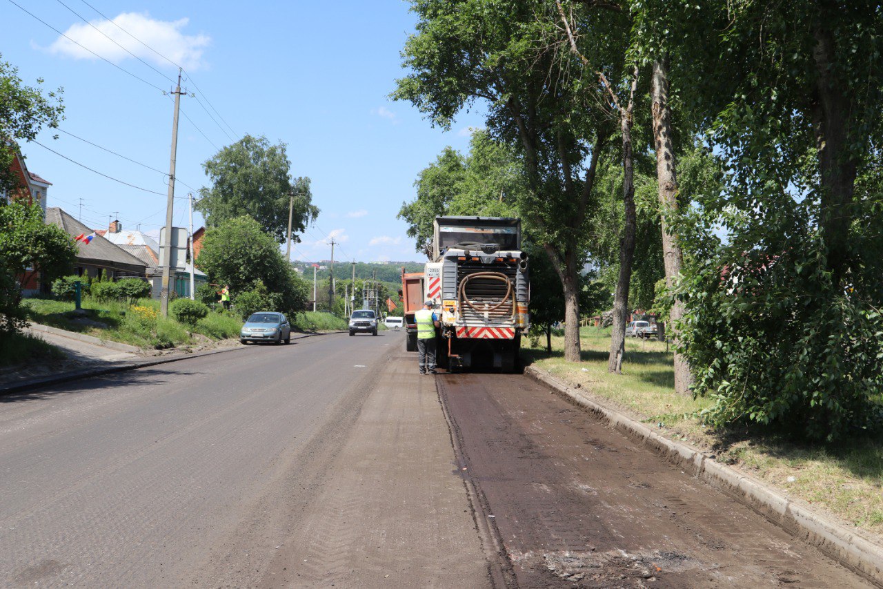 В Курске ведется ремонт автомобильной дороги на улице ФрунзеБлагодаря национальному проекту «Безопасные качественные дороги»,...