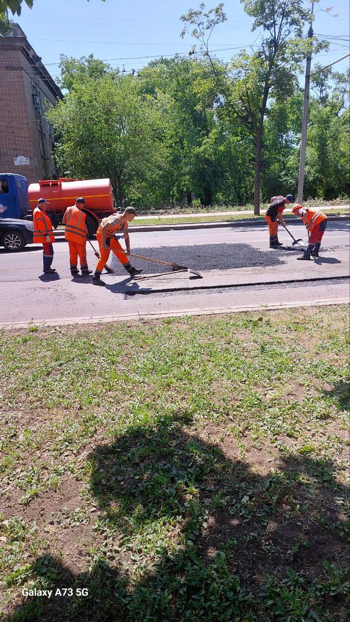 Продолжаем текущий ремонт дорожного полотна по улице Артёма в Киевском районе