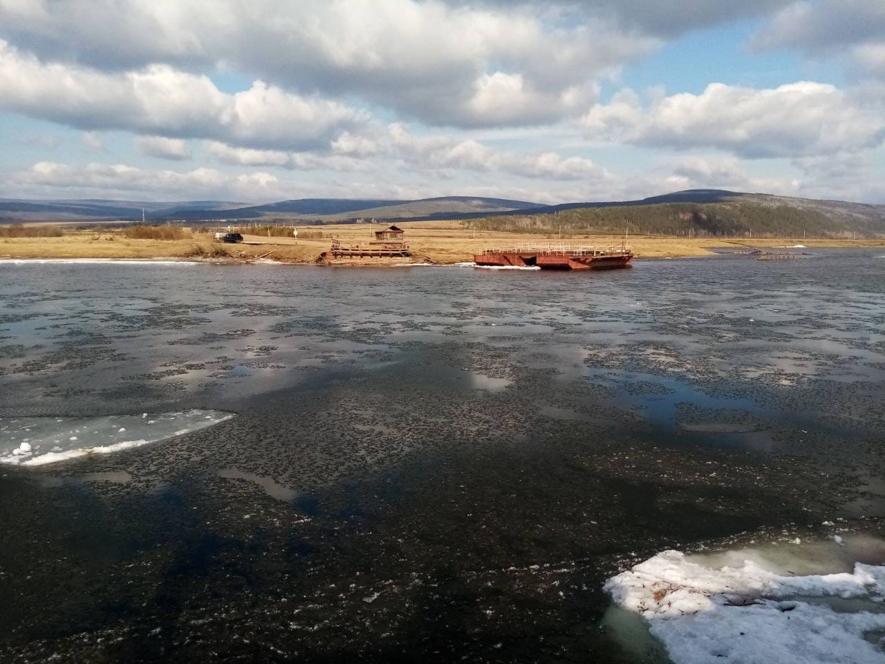 В связи с низким уровнем воды в р. Лена и невозможностью введения в эксплуатацию понтонных мостов полностью прекращено трансп...