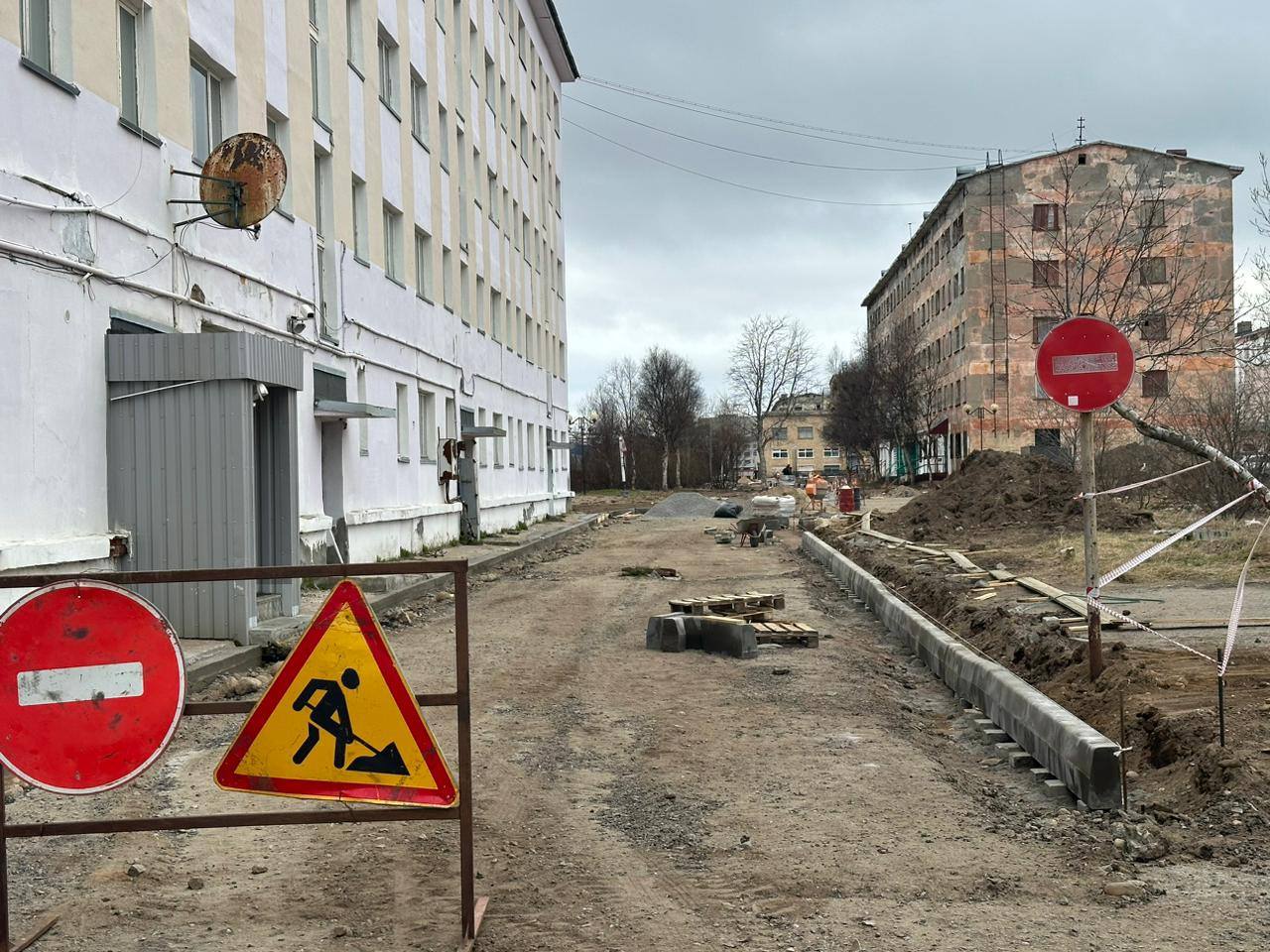 Ремонт улично-дорожной сети в Заозерске.В переулке Гранитном подрядчик проводит подготовительные работы. Всего на данном учас...