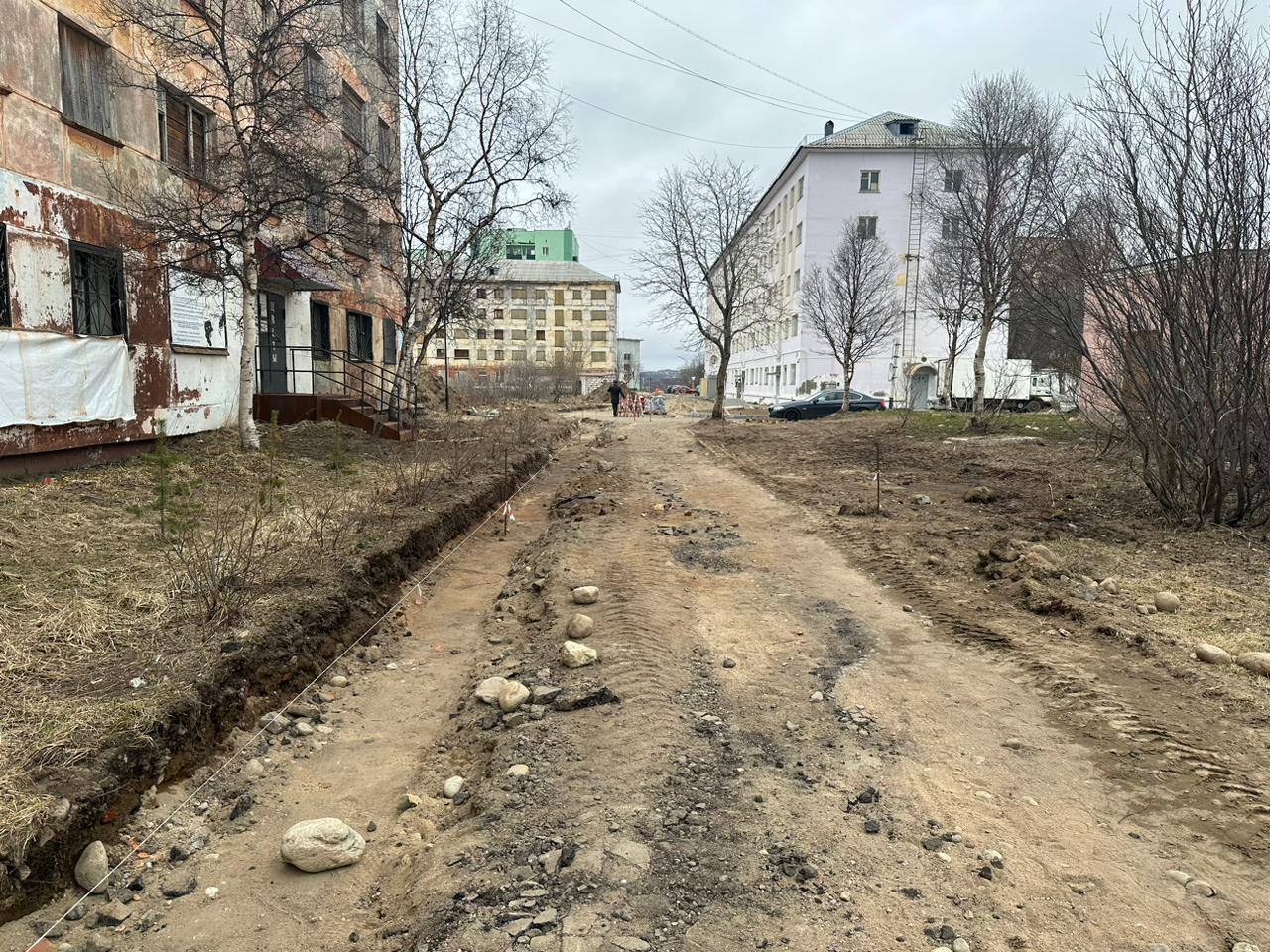 Ремонт улично-дорожной сети в Заозерске.В переулке Гранитном подрядчик проводит подготовительные работы. Всего на данном учас...